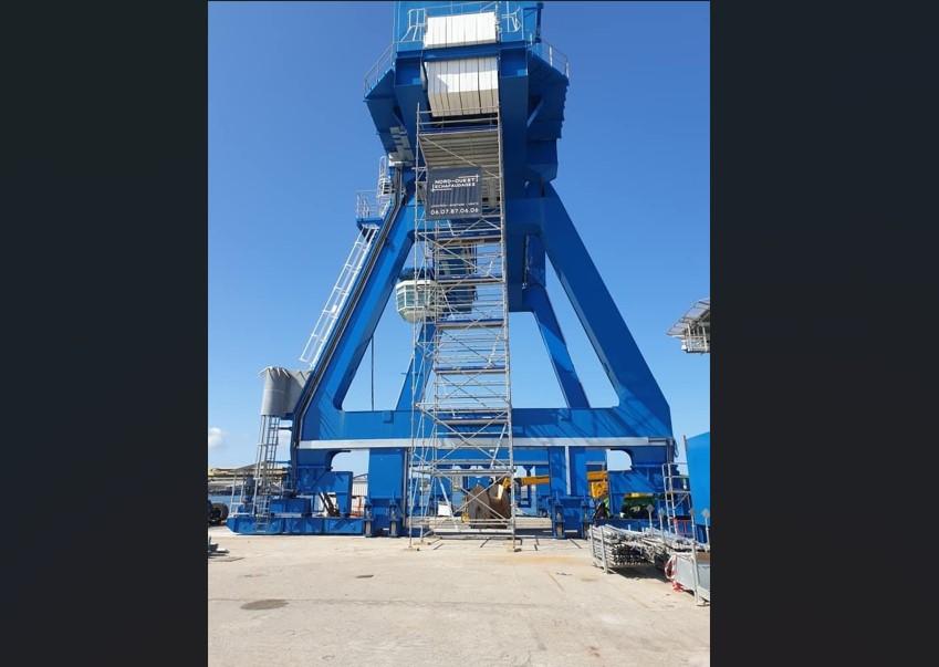 Montage sur site portuaire pour intervention de maintenance sur grue